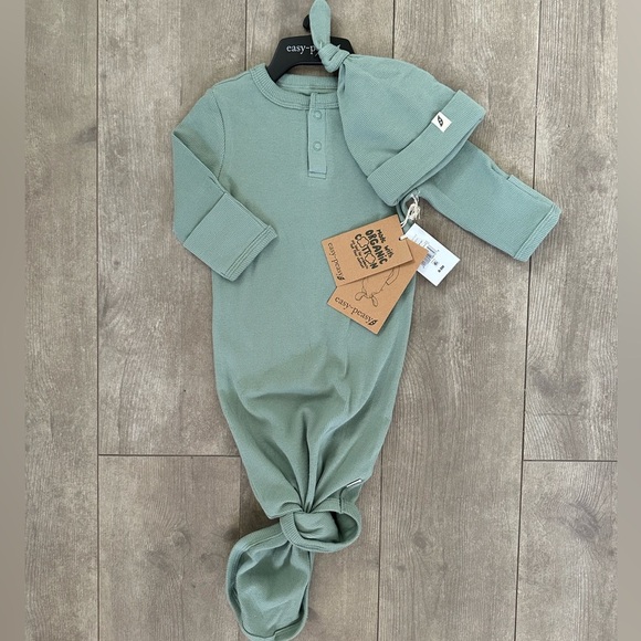 easy peasy Other - New easy-peasy Organic baby Gown and Hat Set, 2-Piece, 0-3 Months unisex